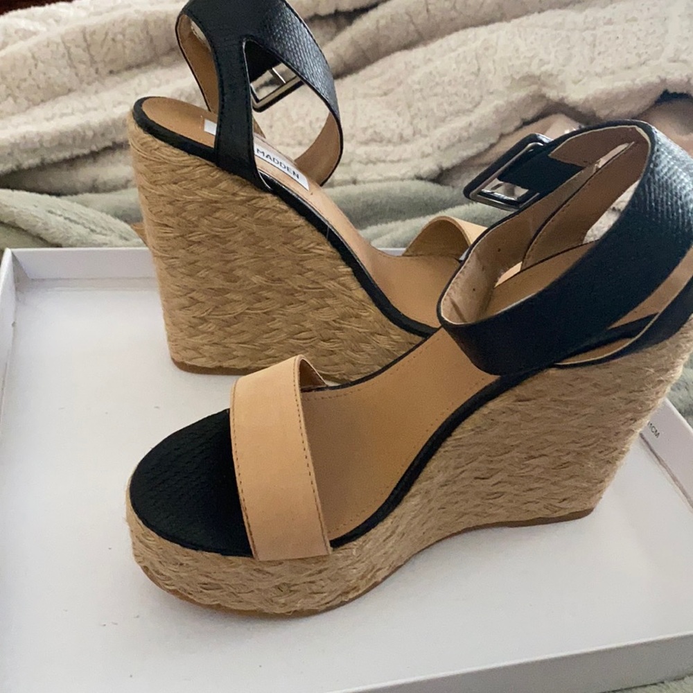 Never worn Steve Madden size 7.5 wedges
